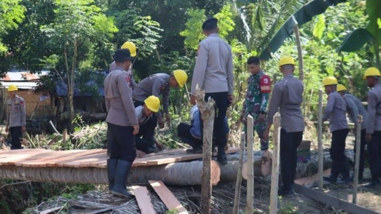 Polres Donggala bersama lintas sektor berhasil menyelesaikan pembangunan Jembatan Darurat Donggala di Labuan Kungguma, memulihkan akses vital pascabanjir bandang dan tanah longsor yang melanda wilayah tersebut.