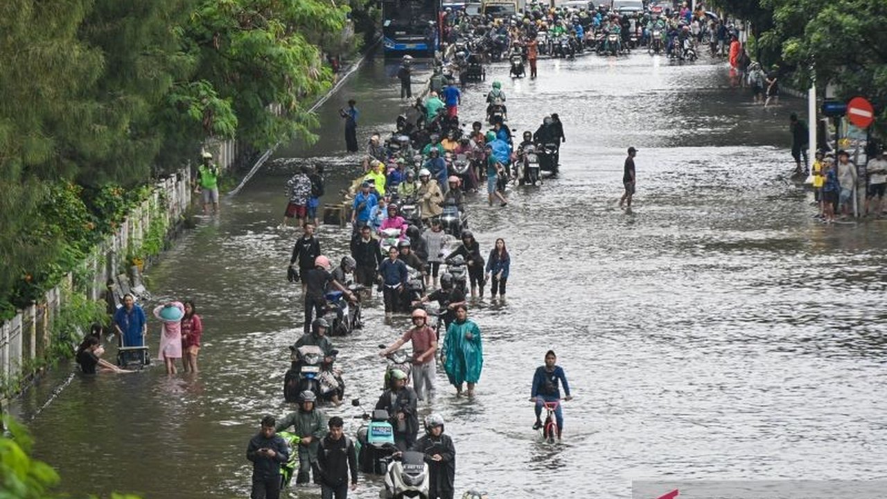 PT TransJakarta melakukan penyesuaian operasional signifikan akibat banjir di Jakarta, menghentikan dan mengalihkan sejumlah rute bus yang terdampak cuaca ekstrem.