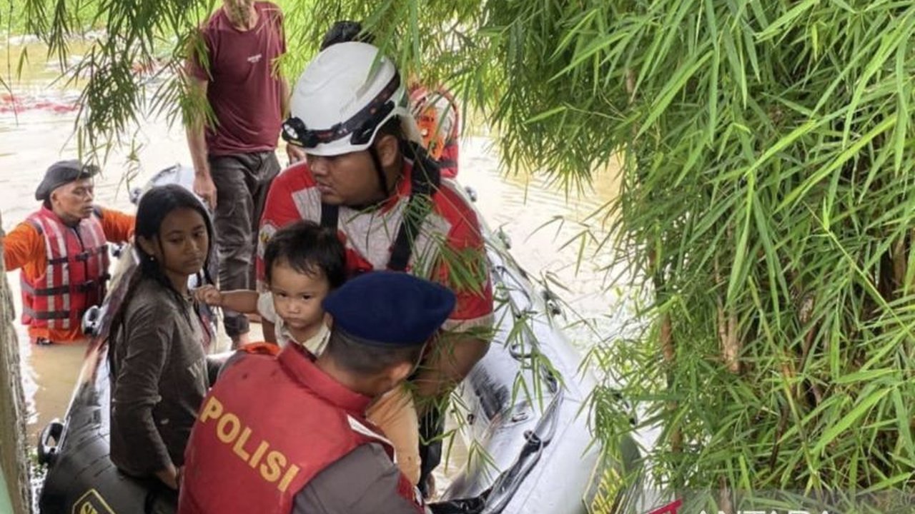 Satuan Brimob Polda Metro Jaya bergerak cepat mengevakuasi warga di Cikarang Utara yang terdampak luapan Kali Ulu, memastikan keselamatan dan bantuan kemanusiaan dalam penanganan **Brimob Evakuasi Banjir Cikarang**.