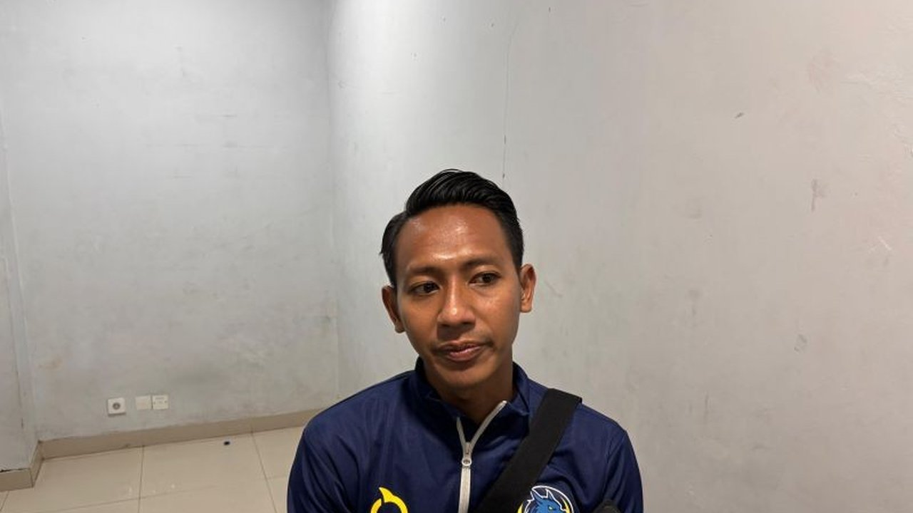 Pemain muda Persib Bandung, Beckham Putra, membeberkan komunikasi intens dengan pelatih Timnas Indonesia, John Herdman, jelang laga penting. Bagaimana interaksi ini memengaruhi performanya dan persiapan timnas?