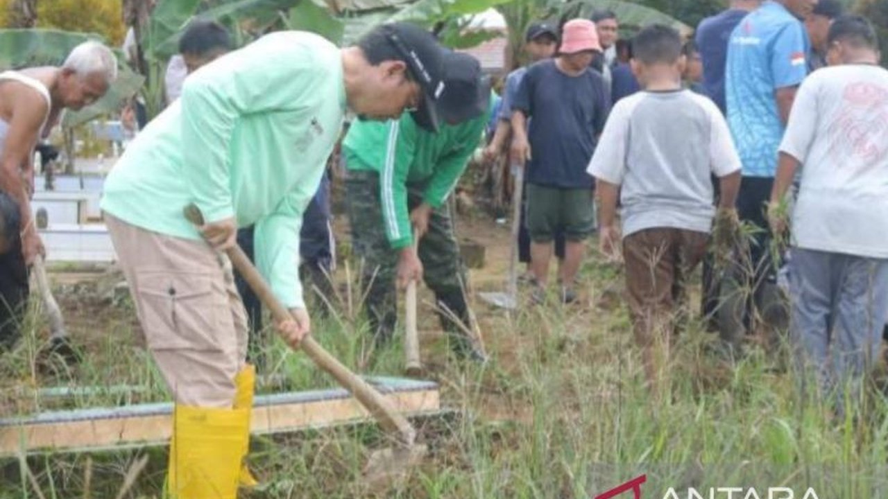 Masyarakat Desa Sungkap, Bangka Tengah, aktif melestarikan Tradisi Nyiang Kubur, sebuah gotong royong membersihkan makam yang menjaga nilai budaya dan penghormatan leluhur. Simak bagaimana tradisi ini memperkuat kebersamaan!