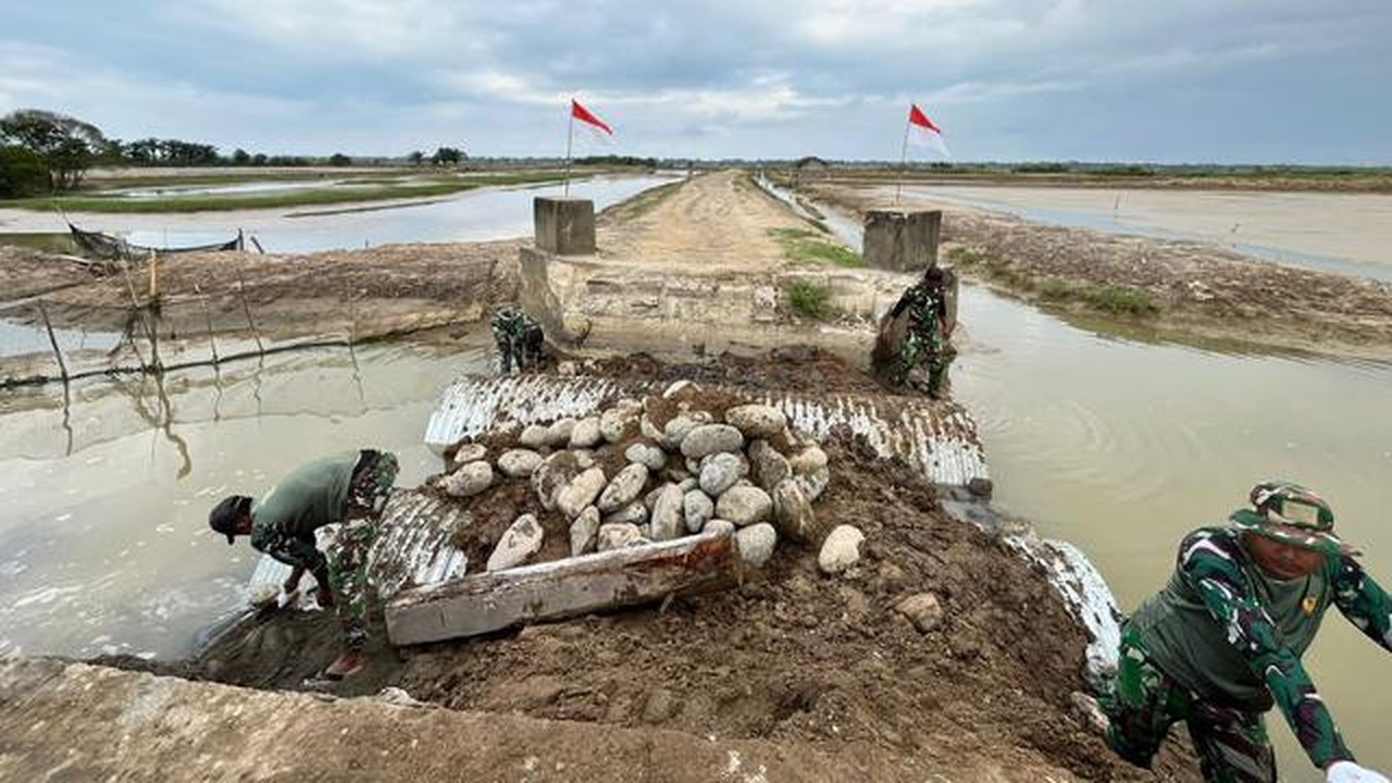 Pekerjaan ini melibatkan Kementerian Pekerjaan Umum (PU) serta personel TNI AD. (foto: Istimewa)
