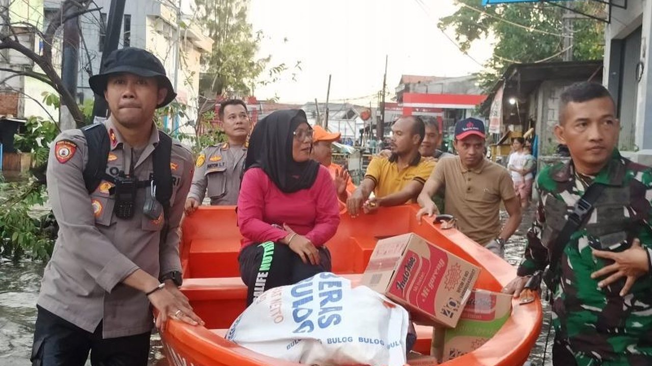 Forkopimca Kelapa Gading bergerak cepat menyalurkan bantuan banjir kepada ratusan penyintas di Pegangsaan Dua menggunakan perahu, meringankan beban warga terdampak.