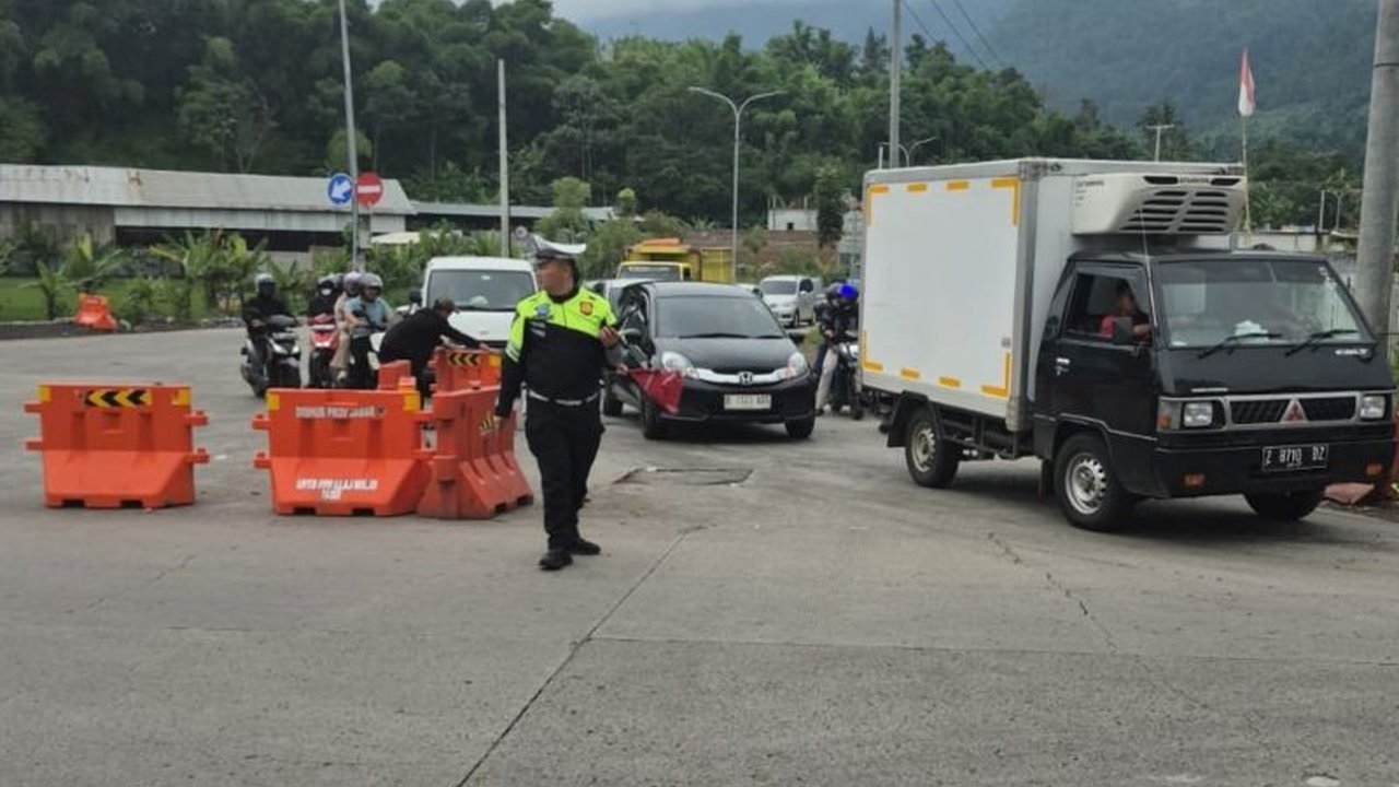 Kepolisian Resor Garut sigap mengatasi kepadatan Arus Lalu Lintas Garut dari jalur wisata menuju Bandung. Simak strategi rekayasa lalu lintas yang diterapkan untuk kelancaran libur panjang.