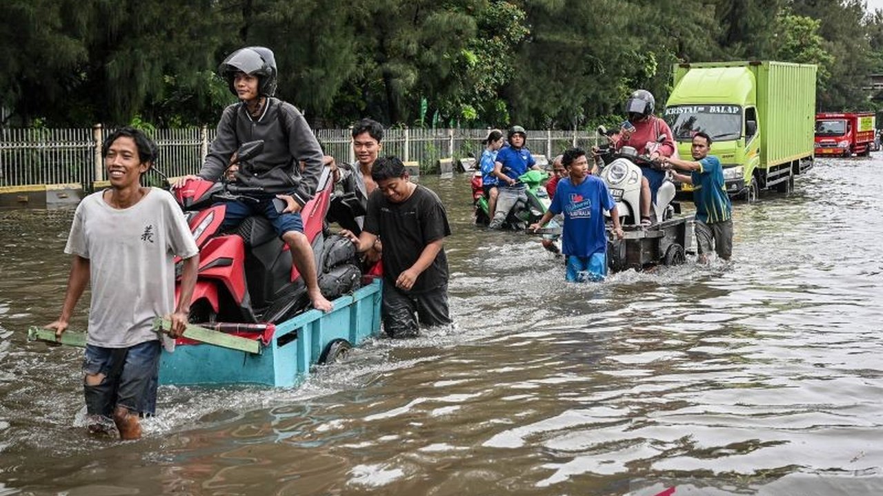 Banjir Jakarta kembali melanda puluhan Rukun Tetangga (RT) dan ruas jalan pada Minggu siang akibat curah hujan tinggi. BPBD DKI Jakarta mengimbau warga tetap waspada dan siap siaga terhadap potensi genangan lanjutan.