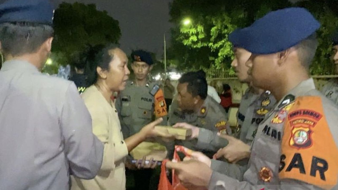 Satuan Brimob Polda Metro Jaya menggelar dapur lapangan di Rawa Terate, Jakarta Timur, untuk membantu warga terdampak banjir Jaktim, meringankan beban dan memastikan kebutuhan pangan terpenuhi.