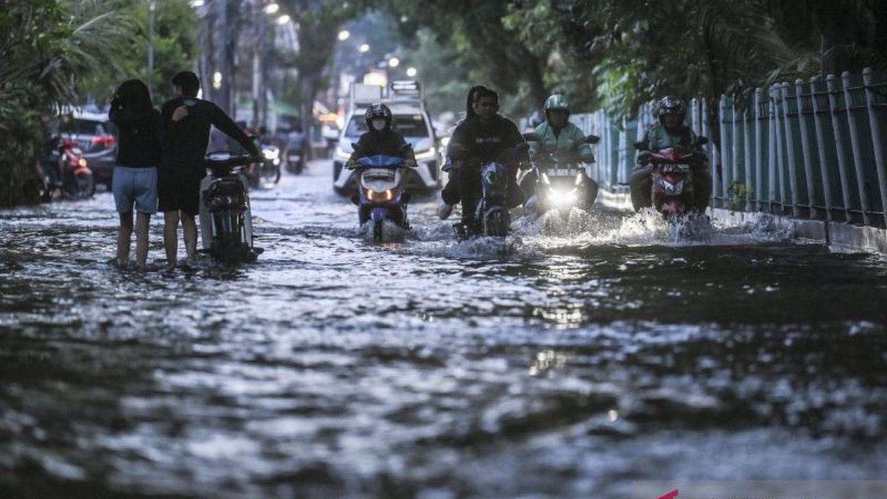 Setelah sempat terendam, kondisi banjir Jakarta Utara surut sepenuhnya pada Minggu malam, 18 Januari 2026. BPBD DKI Jakarta mencatat empat RT dan sebelas ruas jalan kini telah kembali normal, menyusul upaya penanganan cepat dari berbagai pihak.