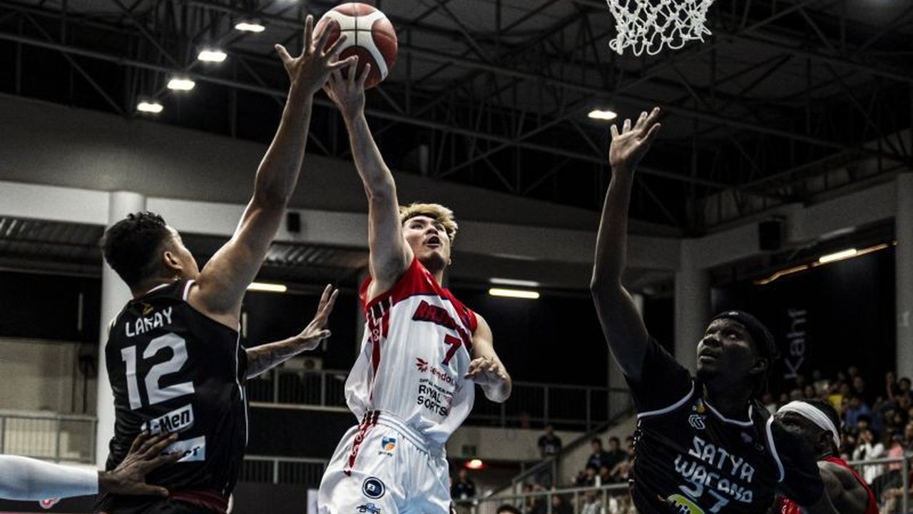 Rajawali Medan berhasil meraih kemenangan tandang ketiga beruntun setelah membungkam Pacific Caesar Surabaya dengan skor 93-75 dalam lanjutan IBL 2026. Kemenangan Rajawali Medan ini diwarnai performa gemilang Brandon Francis.