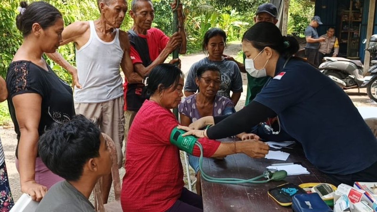 Polres Jembrana aktif memberikan Pemeriksaan Kesehatan Korban Banjir di Kecamatan Pekutatan, Bali, memastikan penanganan medis cepat pasca-bencana dan menjaga kesehatan warga.