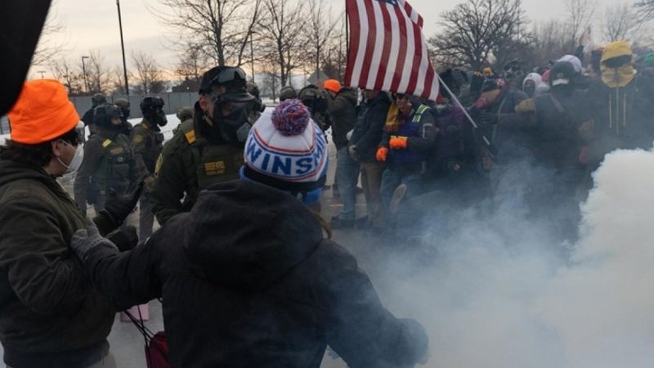 Pentagon siapkan 1.500 pasukan elit Divisi Lintas Udara ke-11 untuk kemungkinan pengerahan ke Minnesota. Langkah ini diambil di tengah meningkatnya ketegangan dan unjuk rasa terkait operasi imigrasi terbesar di negara bagian tersebut, membuat pembaca pena