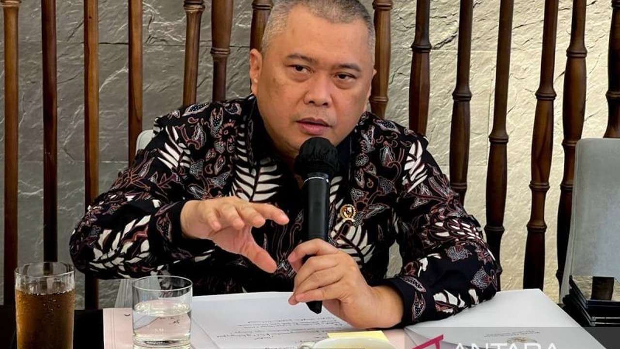 Menteri Perhubungan Dudy Purwagandhi memastikan pendampingan dan dukungan penuh dalam pencarian pesawat ATR 42-500 di Maros, Sulawesi Selatan, setelah serpihan diduga kuat ditemukan, memicu harapan baru bagi keluarga korban.
