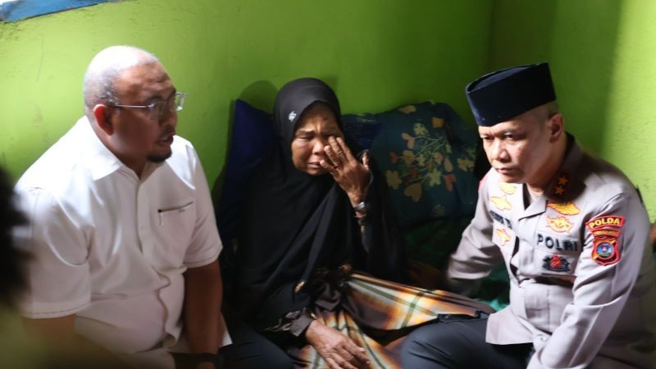Anggota DPR RI bersama Kapolda Sumbar menjamin keamanan lansia korban tambang ilegal di Pasaman, menegaskan negara tidak akan membiarkan kekerasan terhadap warga yang menolak praktik ilegal.