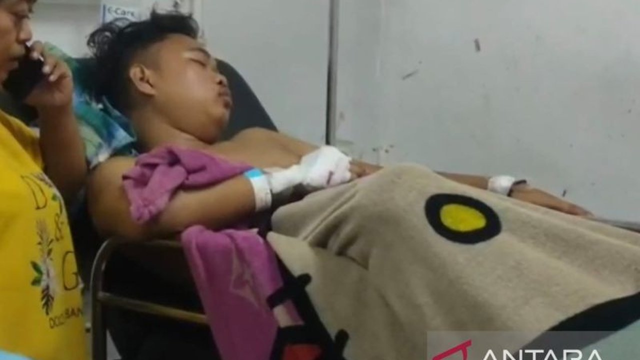 Polres Cianjur tengah memburu para pelaku pembacokan Cianjur yang menyerang Lucky Irawan di Sukaluyu. Korban mengalami luka serius akibat serangan gerombolan bermotor.