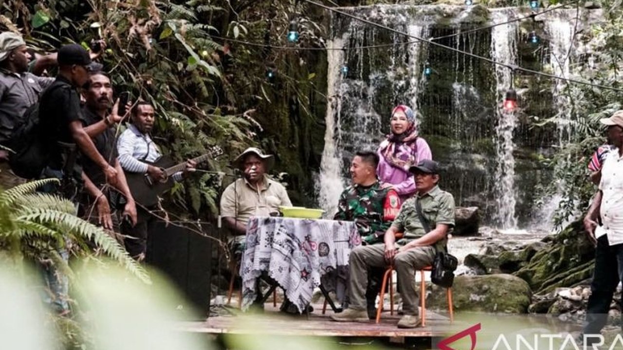 Pemerintah Kabupaten Jayawijaya serius mendorong Pengembangan Kampung Wisata Aitok Jayawijaya. Temukan bagaimana inisiatif warga mengubah lahan kering menjadi destinasi eksotis dengan air terjun dan kebun kopi yang menjanjikan.