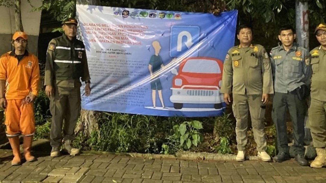 Pemerintah Kota Jakarta Barat mengerahkan petugas Satpol PP dan Dinas Perhubungan untuk mengantisipasi keberadaan 