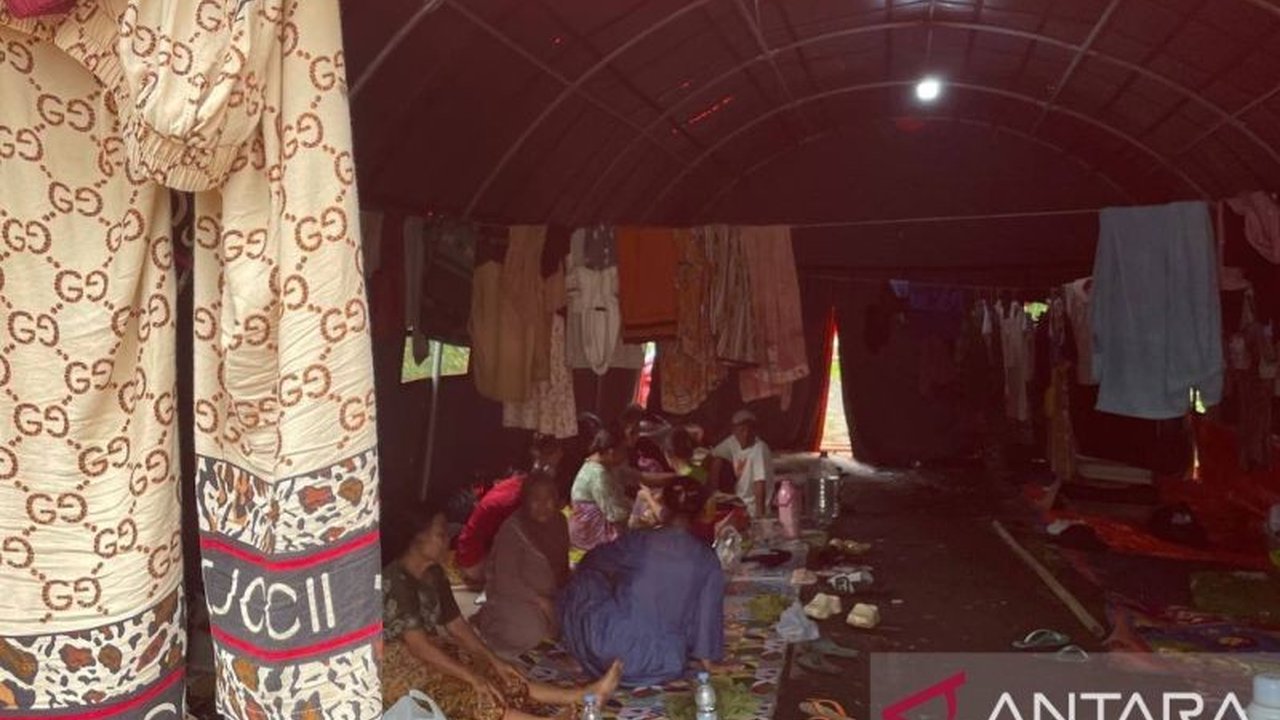 Sepekan terendam banjir, warga Kampung Kuranji, Binuang Serang, Banten, alami penurunan kesehatan signifikan, termasuk gatal-gatal dan demam, memicu kekhawatiran akan kondisi pengungsian yang tidak memadai.