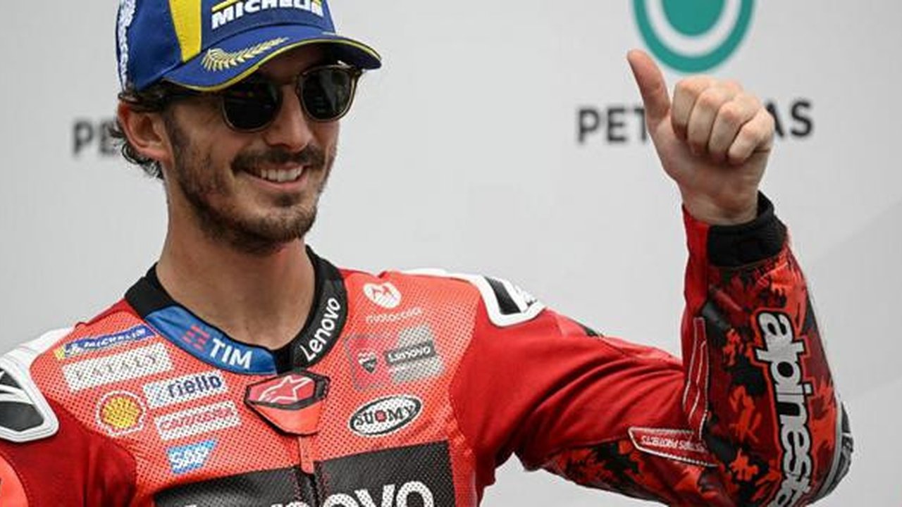 Pembalap MotoGP Italia dari Tim Ducati Lenovo, Francesco Bagnaia, merayakan kemenangannya di posisi pertama pada sesi kualifikasi MotoGP Grand Prix Malaysia di Sirkuit Internasional Sepang