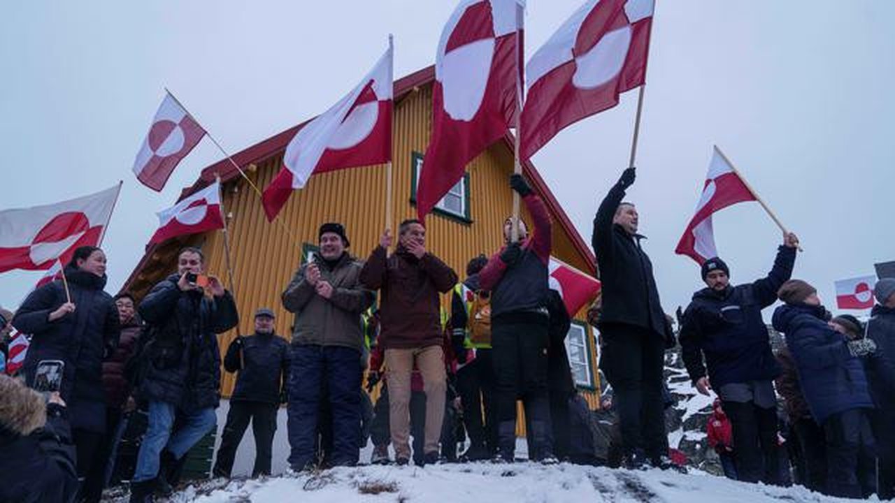 Warga berdemonstrasi menentang kebijakan Presiden Amerika Serikat (AS), Donald Trump, terhadap Greenland di depan konsulat AS di Nuuk, Sabtu 17 Januari 2026. Rencana Presiden Amerika Serikat