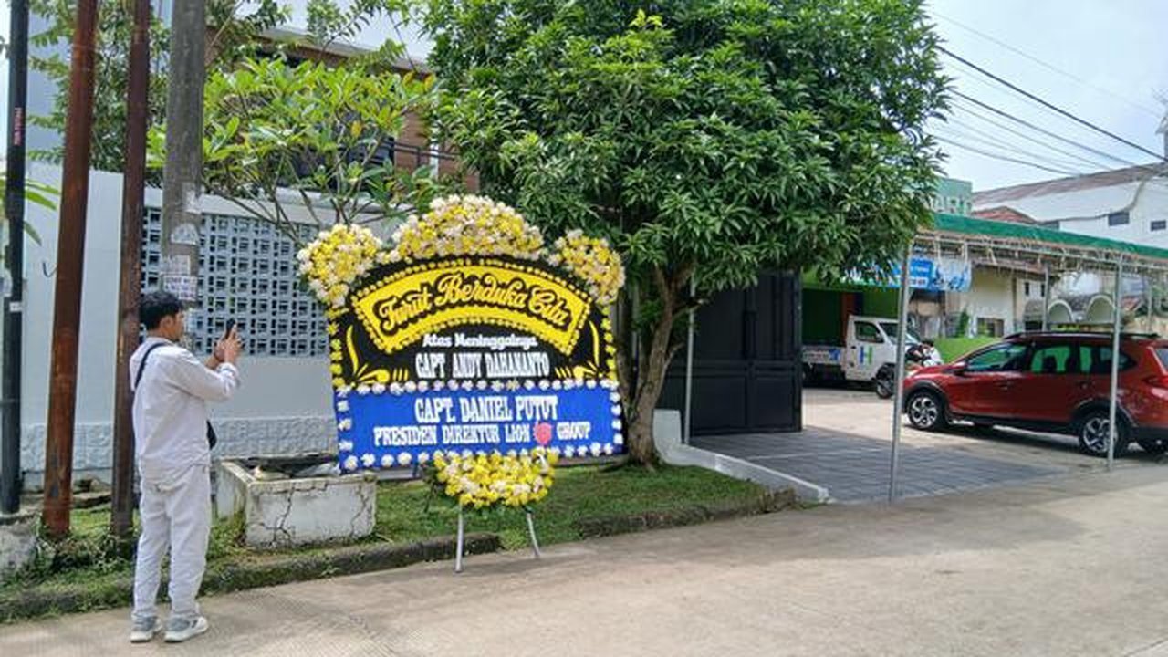 Rumah duka Kapten Andy Dahananto, pilot pesawat ATR yang jatuh di Sulsel. (Liputan6.com/Pramita Tristiawati)