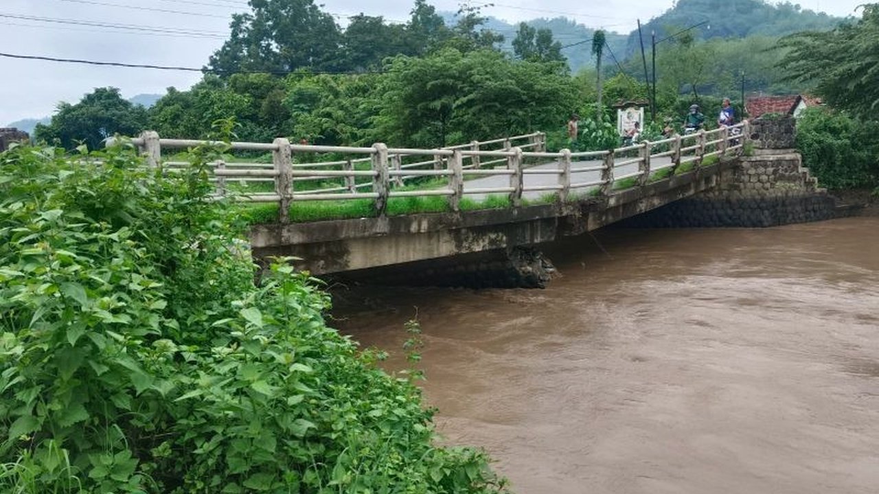 Pemerintah Kabupaten Tulungagung menganggarkan Rp7,5 miliar dari APBD 2026 untuk rehabilitasi Jembatan Junjung yang rusak parah, menjanjikan konstruksi baru yang lebih kuat dan tahan lama.