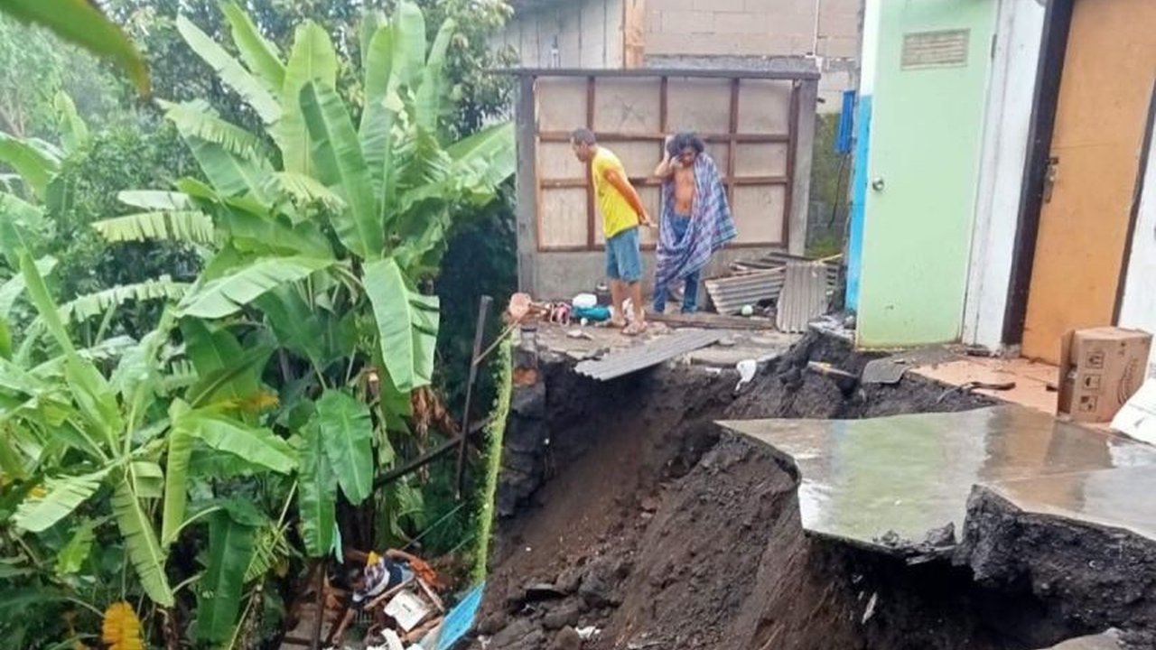 Bencana hidrometeorologi Probolinggo pada pertengahan Januari 2026 telah menyebabkan 1.379 rumah terdampak serta kerusakan infrastruktur vital. BPBD Kabupaten Probolinggo terus melakukan penanganan dan mengimbau masyarakat untuk waspada terhadap potensi c