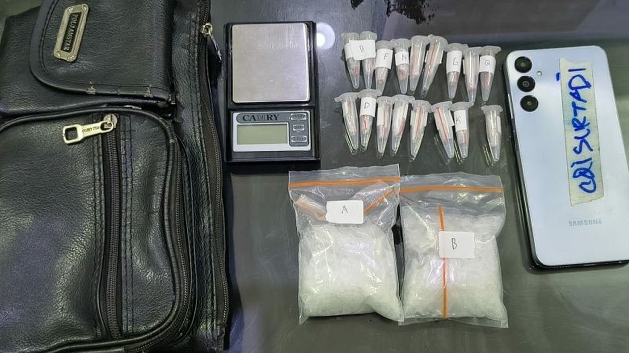 Satresnarkoba Polres Karawang berhasil menggagalkan peredaran sabu seberat 120 gram di Kecamatan Banyusari, Karawang, menangkap seorang terduga pelaku dan kini memburu pemasoknya.