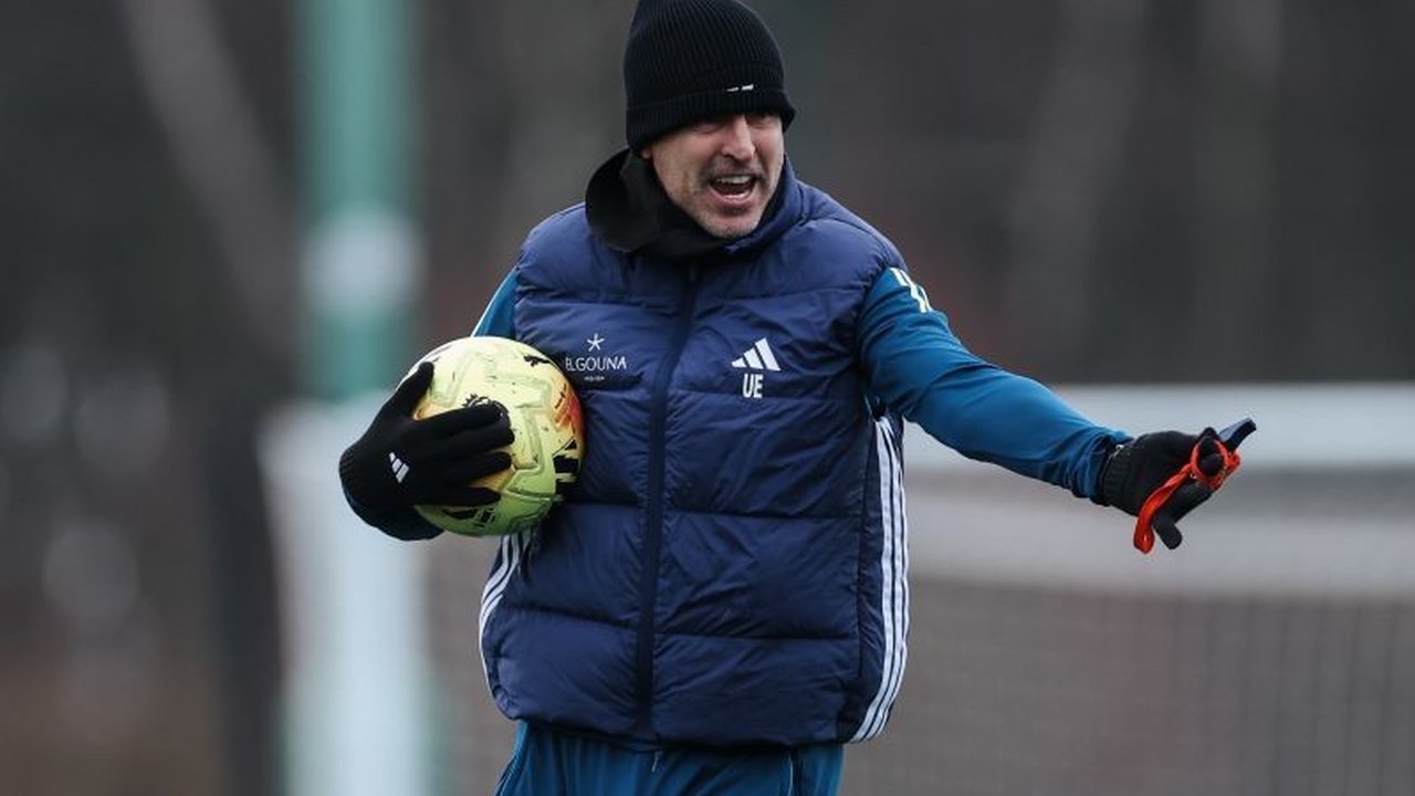 Pelatih Unai Emery secara blak-blakan menyebut Aston Villa belum layak bersaing di lima besar Liga Inggris, menyusul kekalahan mengejutkan dan badai cedera pemain kunci.