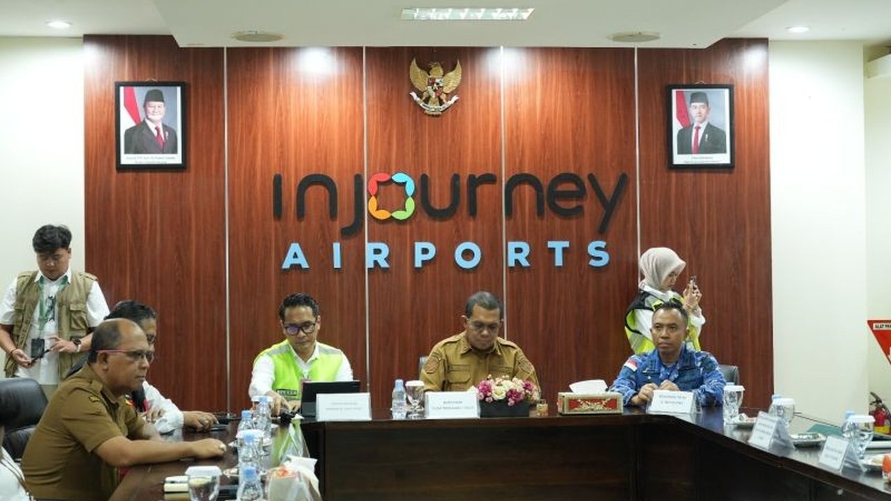 Gubernur NTT Melki Laka Lena mendesak maskapai dan operator kargo mempersiapkan Penerbangan Internasional Bandara El Tari yang ditargetkan beroperasi Februari 2026. Apa saja persiapannya untuk reaktivasi terminal ini?