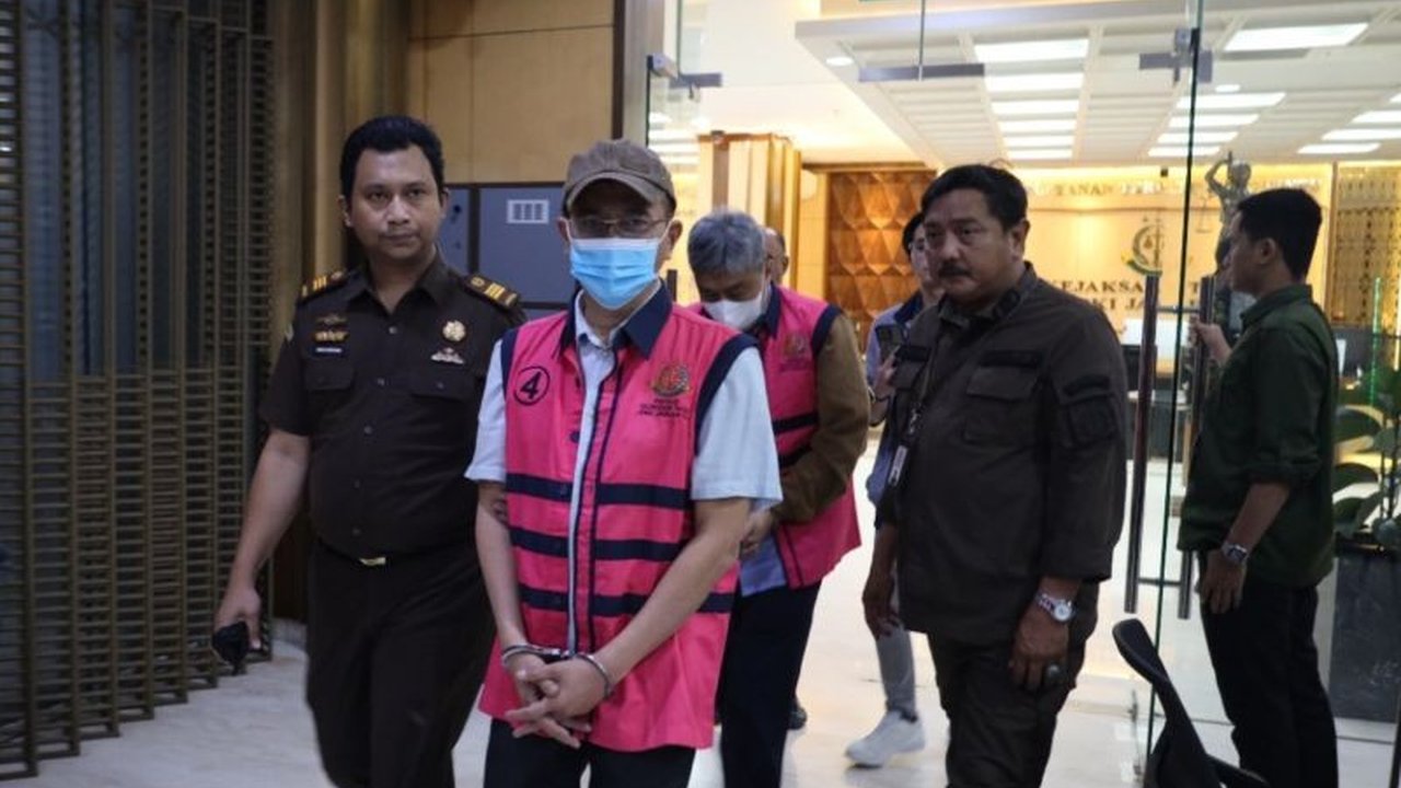 Kejaksaan Tinggi DKI Jakarta kembali menetapkan dua tersangka baru dalam kasus Korupsi LPEI, sehingga total delapan orang kini terlibat. Simak peran masing-masing tersangka dan perkembangan penyidikannya yang merugikan negara hingga Rp919 miliar.