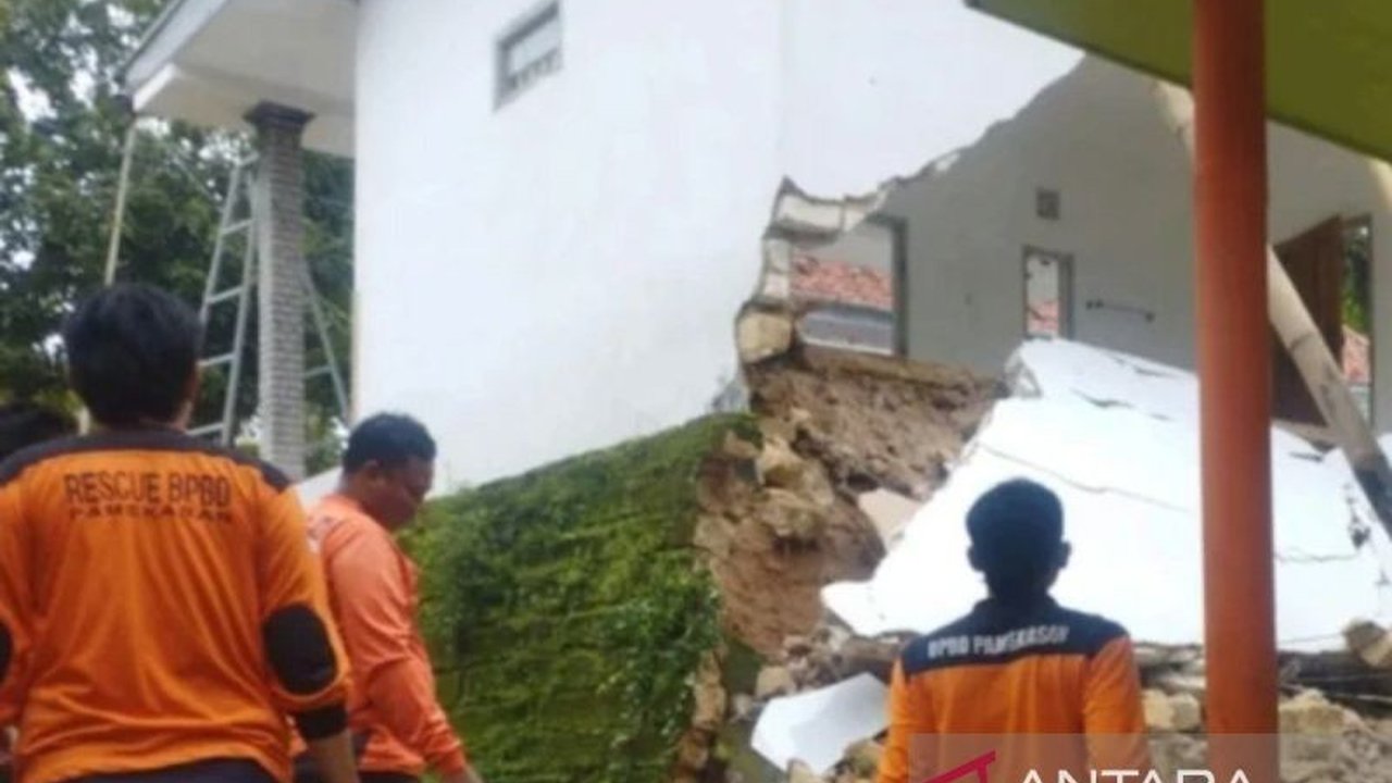 BPBD Pamekasan melaporkan jumlah rumah rusak akibat Longsor Pamekasan di Desa Sana Daja terus bertambah, memaksa warga mengungsi demi keselamatan.