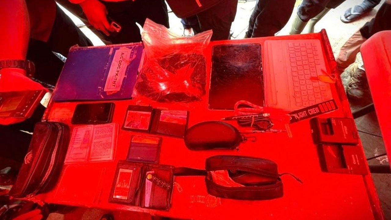 Operasi Evakuasi Korban Pesawat ATR 42-500 di Gunung Bulusaraung, Pangkep, membuahkan hasil signifikan. Tim SAR gabungan menemukan barang pribadi dan satu korban perempuan, mengungkap tantangan medan ekstrem.