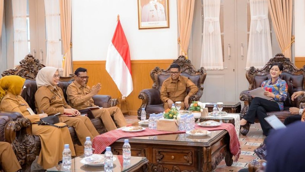 Pemerintah Provinsi Banten bersama Otoritas Jasa Keuangan (OJK) memperkuat Penguatan Bank Banten, mengoptimalkan pembinaan, dan memperluas program literasi keuangan demi transformasi bank menjadi entitas bisnis produktif dan berkualitas.