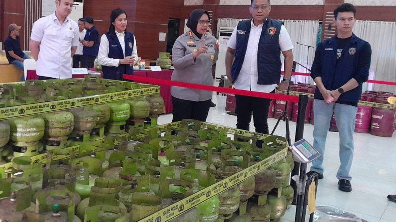 Polres Metro Bekasi berhasil membongkar praktik oplos gas subsidi 3 kg menjadi non-subsidi 12 kg di Cikarang Selatan, dengan omzet mencapai ratusan juta rupiah dan mengamankan tiga tersangka.