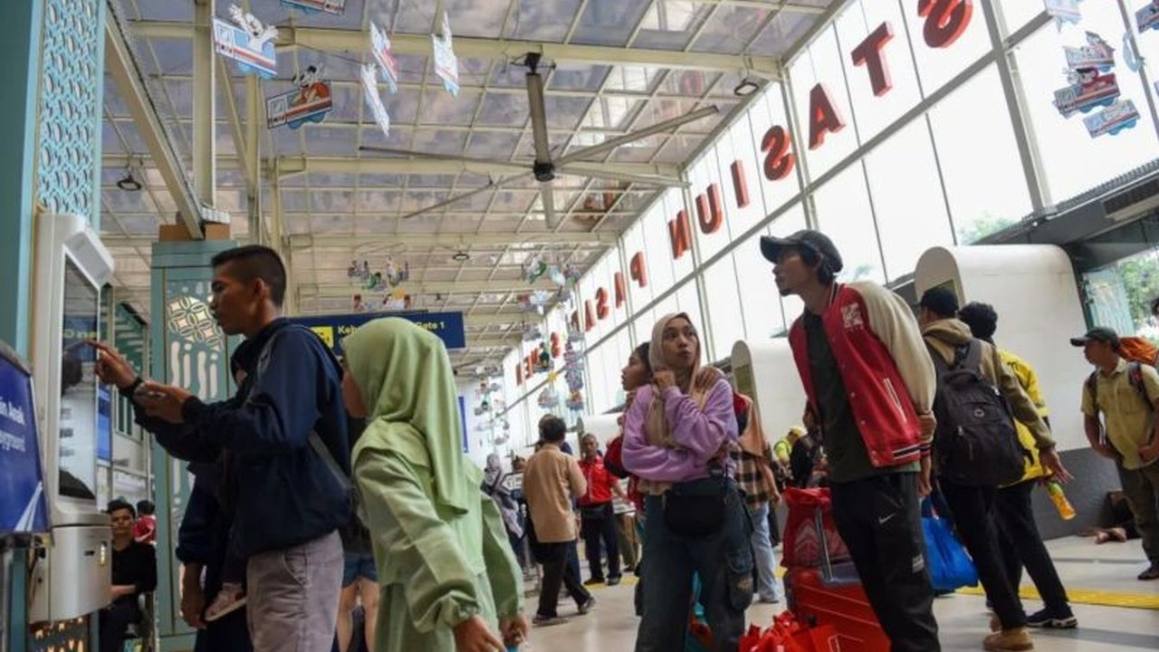 Pengamat transportasi Djoko Setijowarno memprediksi bahwa mobilitas pemudik Lebaran 2026 tidak akan turun drastis, didorong kuat oleh tradisi dan pencairan THR, meskipun kondisi ekonomi sedang menghadapi tekanan.