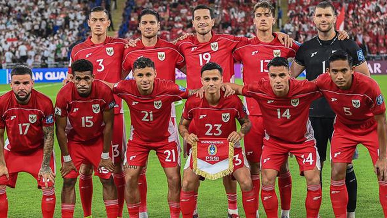 Para pemain Timnas Indonesia berpose untuk foto bersama sebelum pertandingan babak keempat Grup B Kualifikasi Piala Dunia 2026 zona Asia antara Irak dan Indonesia di Stadion Alin