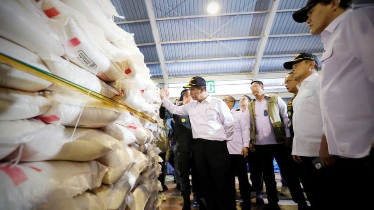 Menteri Pertanian sekaligus Kepala Badan Pangan Nasional (Bapanas) Andi Amran Sulaiman mengecam keras dugaan penyelundupan 1.000 ton beras di Karimun, Kepulauan Riau, menyebutnya sebagai pengkhianatan bangsa yang mengancam swasembada pangan nasional.
