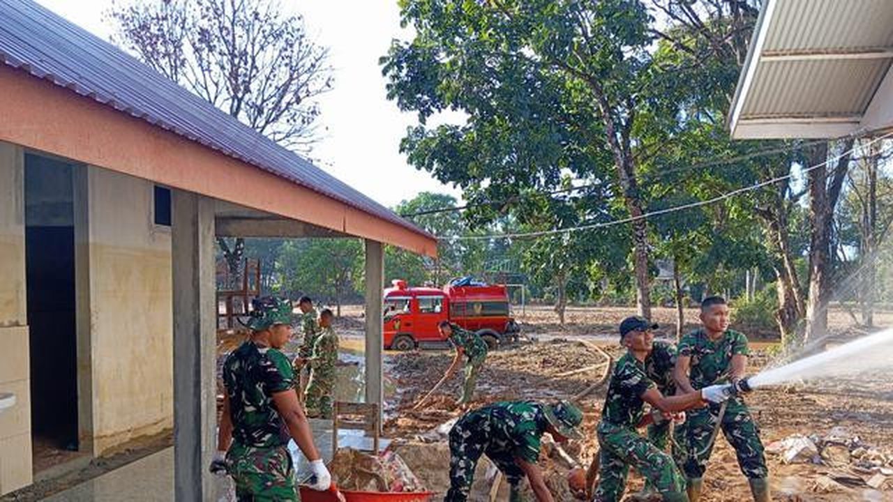 Anggota TNI Turun Tangan Membersihkan Lumpur. (istimewa)