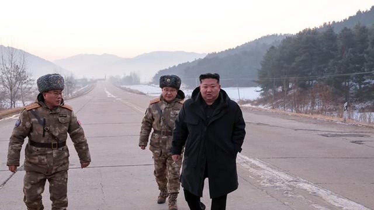Pemimpin Korea Utara Kim Jong Un saat meninjau uji terbang rudal hipersonik di Pyongyang, Minggu (4/1/2026). (Dok. Korean Central News Agency/Korea News Service via AP)