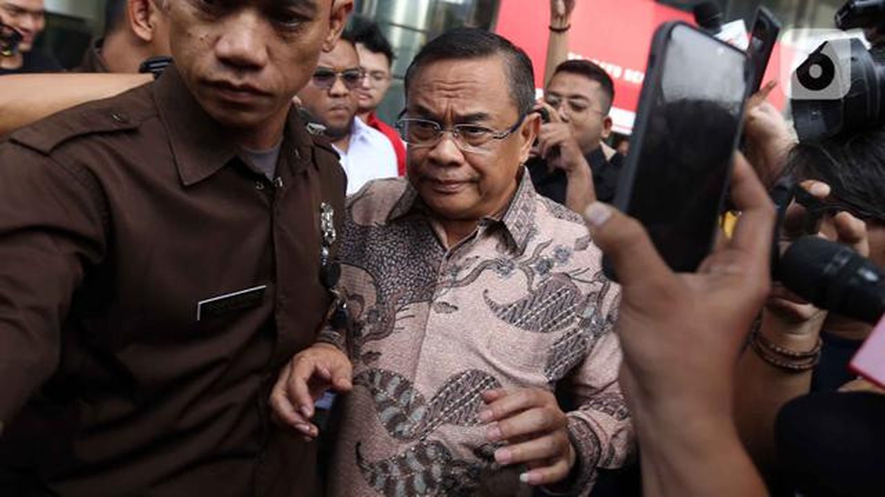 Bupati Pati Sudewa alias Sudewo saat meninggalkan gedung Merah Putih Komisi Pemberantasan Korupsi (KPK), Jakarta, Senin (22/9/2025). (Liputan6.com/Helmi Fithriansyah)