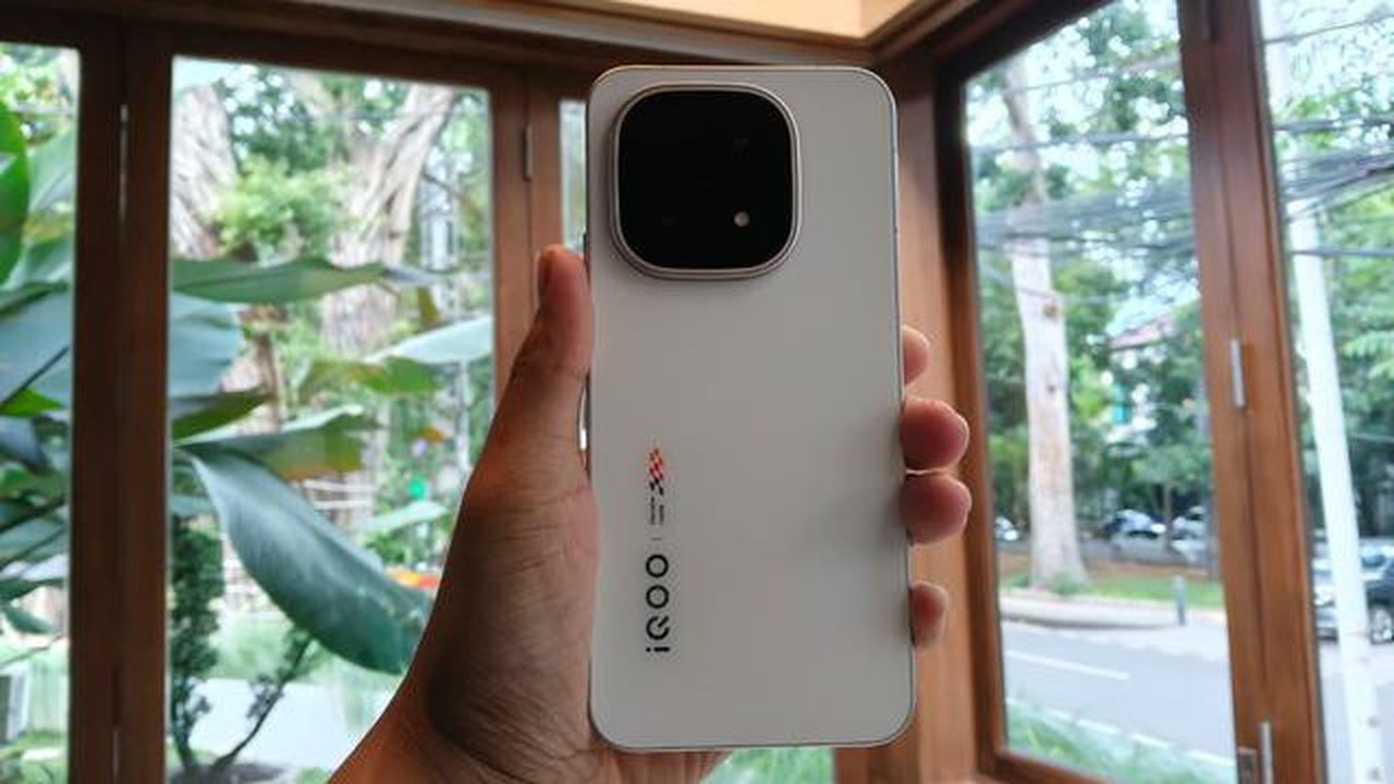 Potret tampak sisi belakang iQOO 15 (Liputan6.com/Arief Ferdian Maulana)