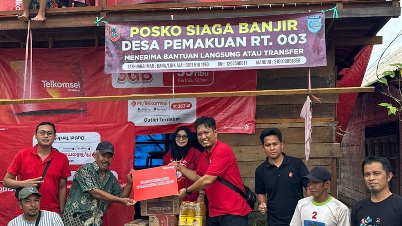 Telkomsel bergerak cepat menyalurkan bantuan logistik dan layanan komunikasi bagi masyarakat terdampak banjir di Kalimantan Selatan, wujud kepedulian melalui program CSR 