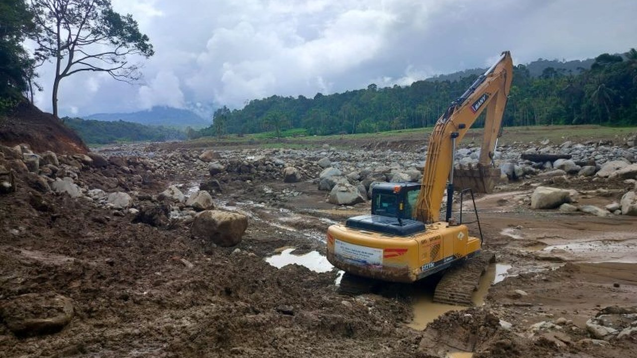 Pemerintah Kabupaten Agam memulai proyek Normalisasi Sungai Sumatera Barat pada sembilan sungai pascabanjir bandang, upaya vital untuk mengurangi risiko bencana hidrometeorologi di masa depan.