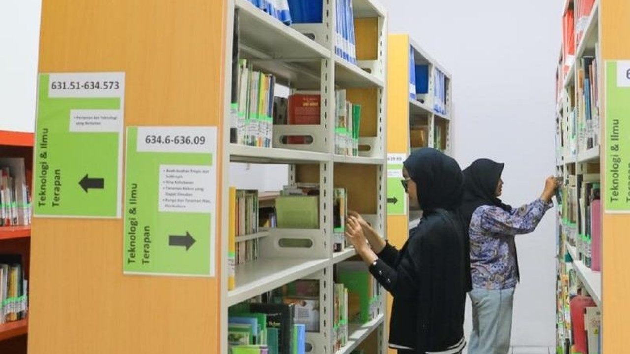Meski sempat tutup selama lima bulan untuk renovasi, Perpustakaan Kota Madiun berhasil menarik 571.887 pengunjung sepanjang tahun 2025, dengan dominasi akses daring. Bagaimana strategi Dispusip Kota Madiun menjaga minat baca masyarakat?