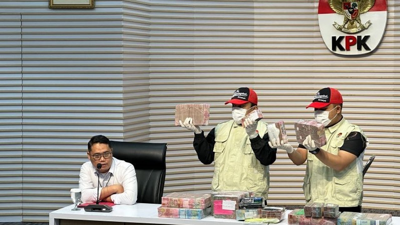 KPK menyita uang tunai Rp2,6 miliar dari Bupati Pati Sudewo dan tiga kepala desa dalam kasus dugaan pemerasan pengisian jabatan perangkat desa. KPK Sita Rp2,6 Miliar Bupati Pati, kasus ini menarik perhatian publik.