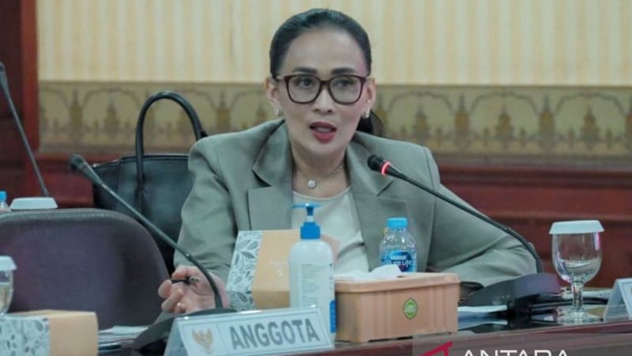 Wacana pelibatan TNI dalam penanganan terorisme menuai sorotan. Anggota DPR RI mengingatkan agar draf perpres ini tidak melemahkan demokrasi dan peradilan pidana, memastikan akuntabilitas dalam setiap langkah TNI tangani terorisme.