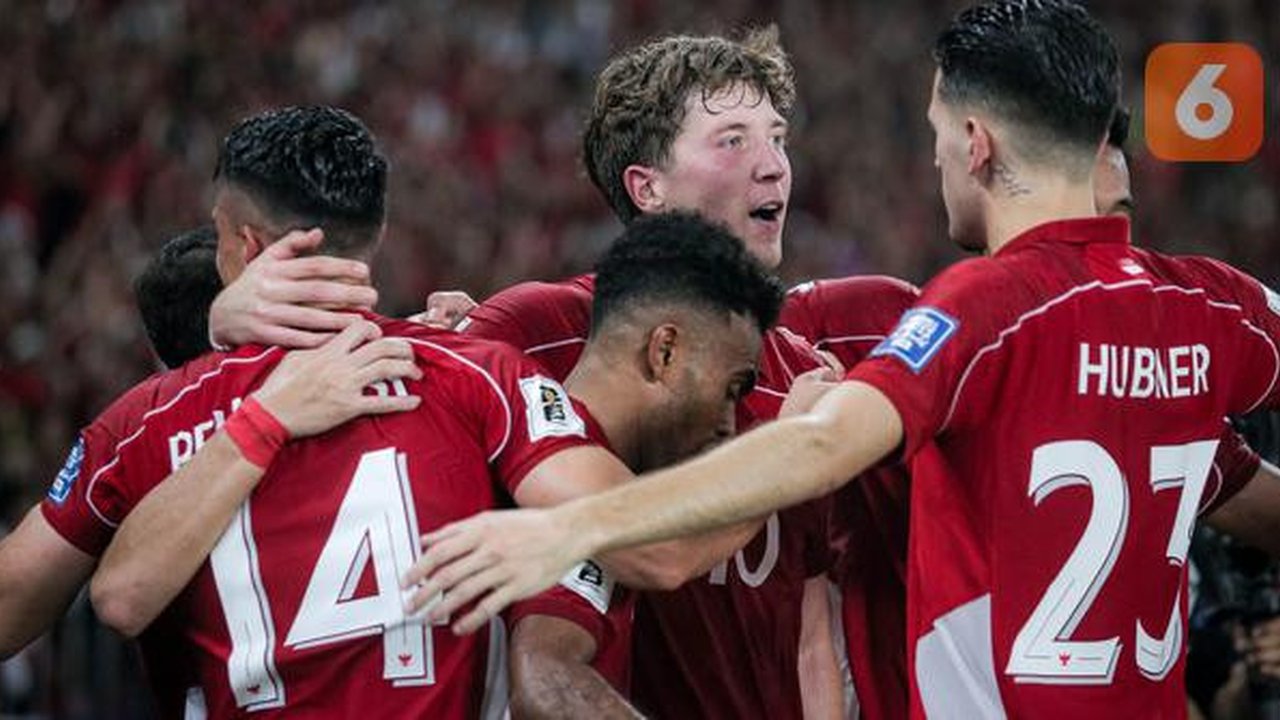 Para pemain Timnas Indonesia merayakan gol yang dicetak Ole Lennard Romeny ke gawang China dalam laga Kualifikasi Piala Dunia 2026 zona Asia di Stadion Utama Gelora Bung Karno (SUGBK) Sena