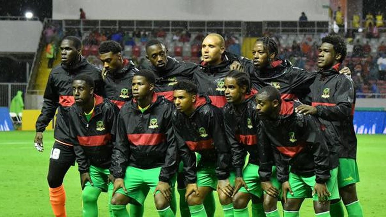 Para pemain St. Kitts dan Nevis berpose untuk foto bersama sebelum pertandingan kualifikasi Piala Dunia FIFA 2026 zona CONCACAF antara Kosta Rika dan St. Kitts dan Nevis di Stadion Nasional,