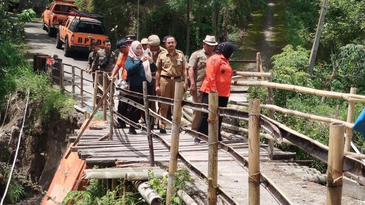 Plt Bupati Lisdyarita bersama DPRD Jatim meninjau kondisi jalan rusak Ponorogo yang nyaris putus akibat longsor, mengupayakan dana BTT provinsi untuk pembangunan ulang jembatan penghubung vital.