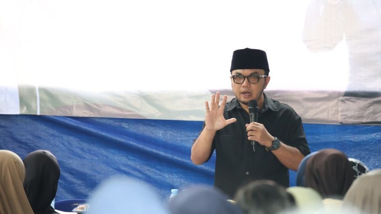 DPRD Jabar menyoroti ancaman 131 ton sampah harian Cimahi yang tak terangkut akibat pembatasan TPA Sarimukti. Solusi mendesak diperlukan untuk optimalisasi pengelolaan sampah Cimahi secara mandiri.