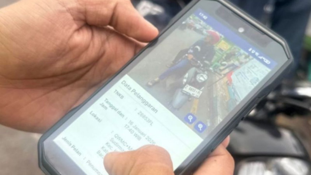 Polres Garut mulai uji coba tilang elektronik genggam (ETLE Handheld) di Kabupaten Garut, menghadirkan modernisasi penegakan hukum lalu lintas yang lebih transparan dan akurat.